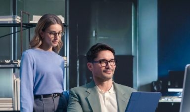 Szemüveglencsék személyre szabása csúcstechnológiás eszközzel